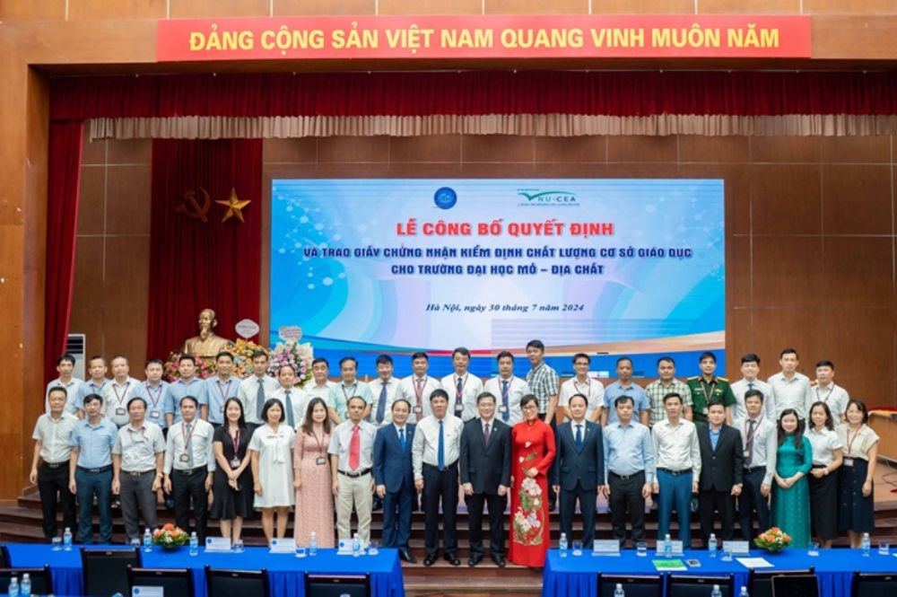 Trao Giấy chứng nhận kiểm định chất lượng cơ sở giáo dục chu kỳ 2 Trường Đại học Mỏ - Địa chất